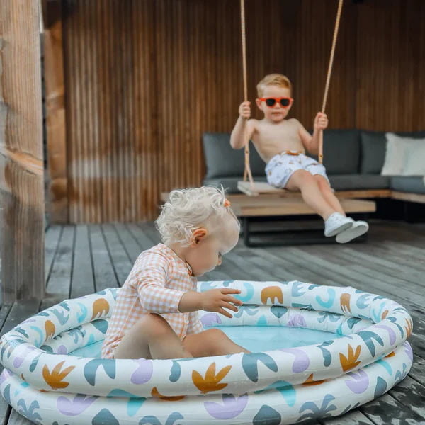 Bambina nella piscina Abstract Swim Essentials in terrazzo estivo