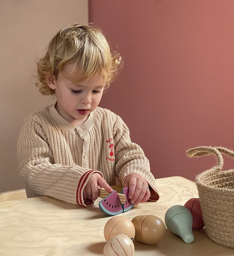 Paniere con frutta e verdura da tagliare