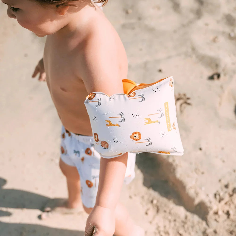 Bambino con braccioli Jungle sulla sabbia