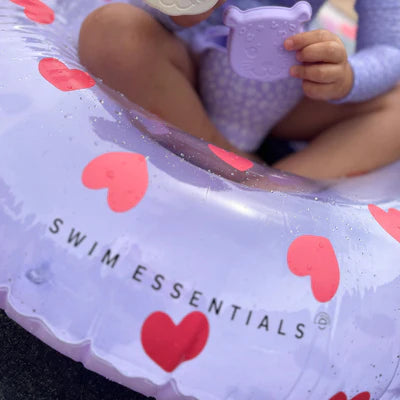 Bambina seduta con ciambella Sweet Hearts – dettaglio cuori rossi