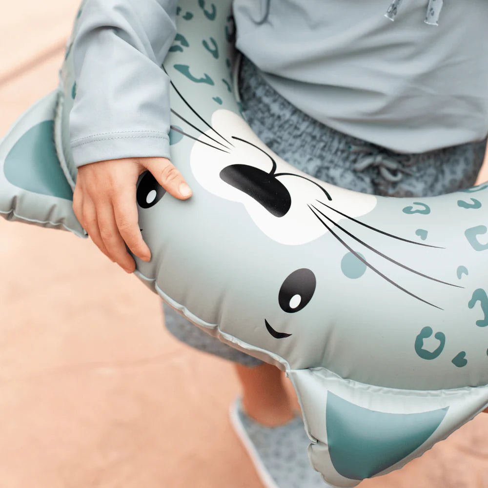 Bambino con ciambella Green Leopard indossata in piscina – dettaglio faccia gatto