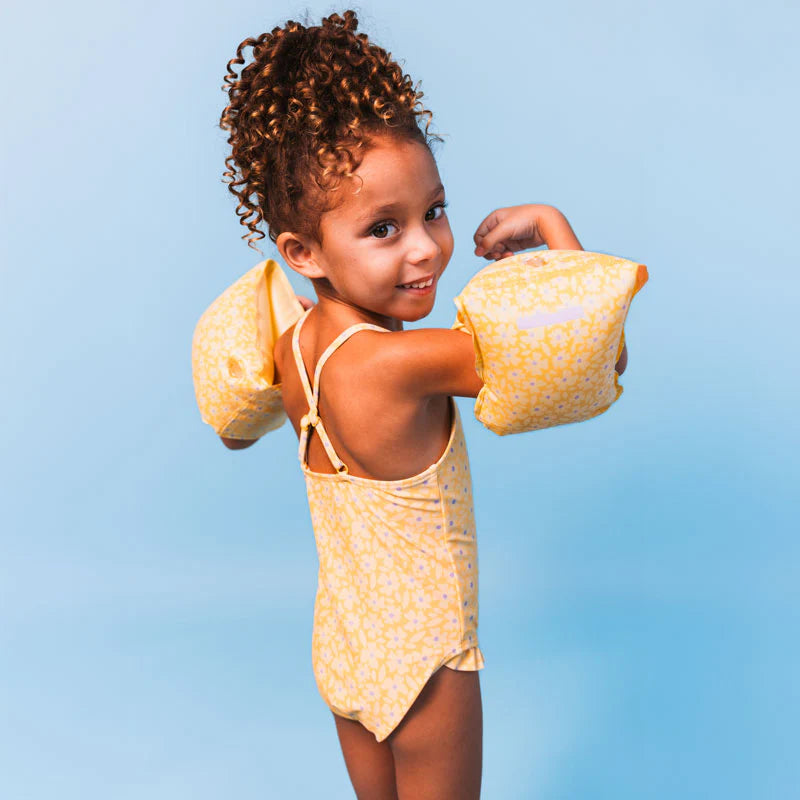 Bambina con braccioli Yellow Flowers in piscina