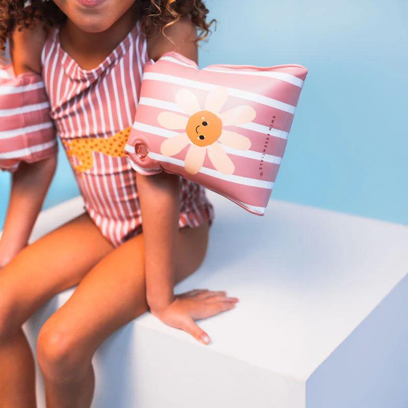 Bambina con braccioli Daisy Flower seduta