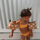 Bambina con braccioli stelle marine in piscina