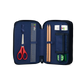 Astuccio Crime HuntBear Ergobag aperto primo scomparto con matite HB, righello, forbici, gomma e temperamatite