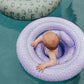 Neonato con ciambella Lila Leopard in piscina – vista dall'alto