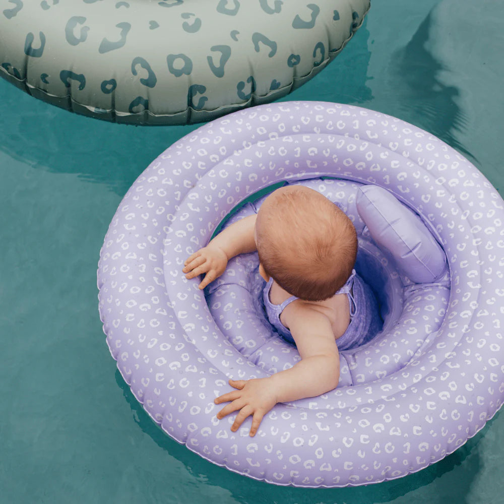 Neonato con ciambella Lila Leopard in piscina – vista dall'alto