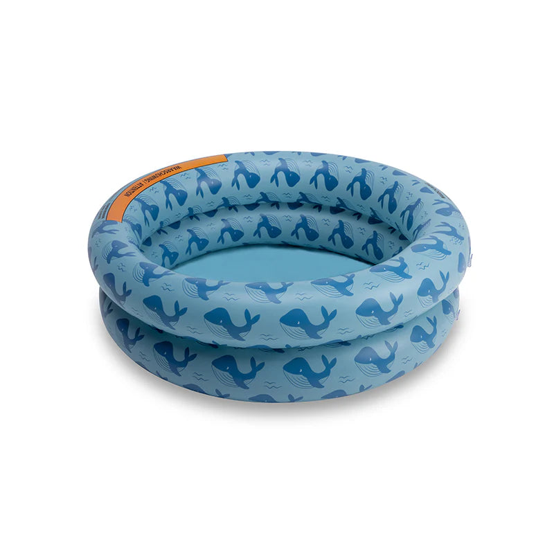Piscina gonfiabile Whales Swim Essentials – vista frontale azzurra con balene su sfondo bianco