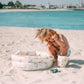 Bambina con piscina Jungle Swim Essentials in spiaggia