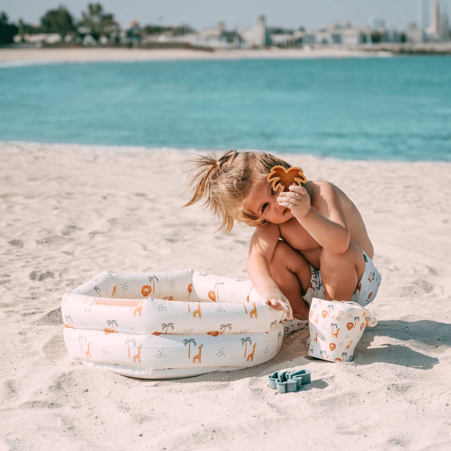 Bambina con piscina Jungle Swim Essentials in spiaggia