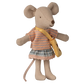 Topolina sorellina Maileg con maglia rosa a righe, gonna e borsa gialla a forma di formaggio