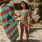 Bambina con surfboard Stride Shark in spiaggia