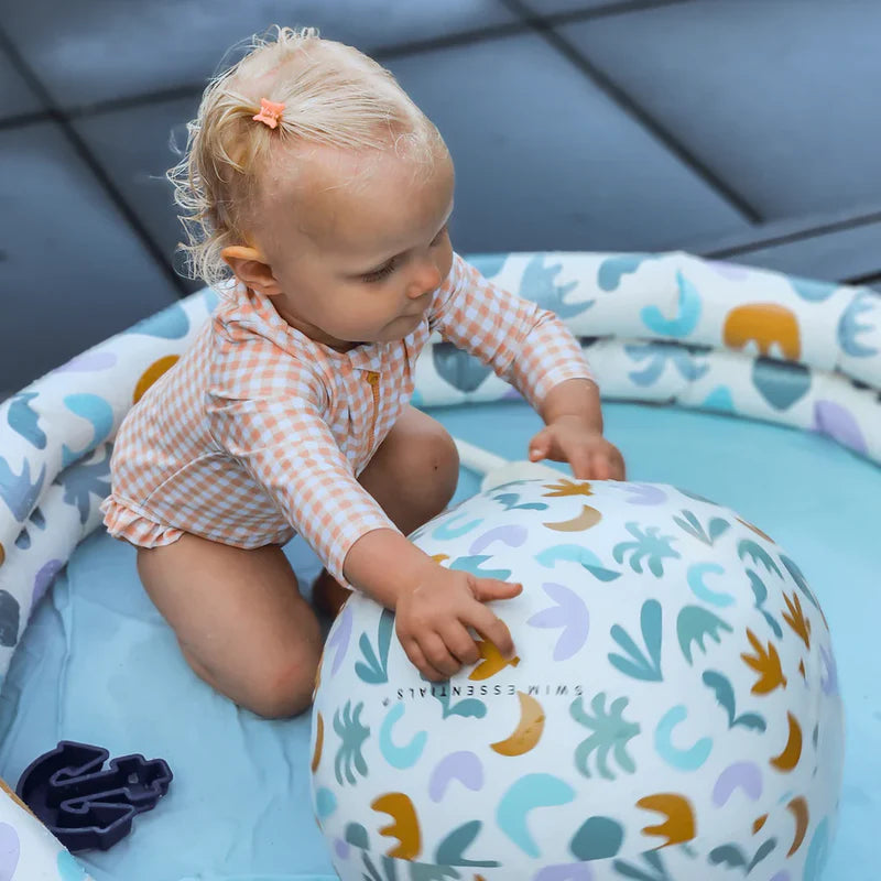 Neonata nella piscina Abstract Swim Essentials con pallone coordinato