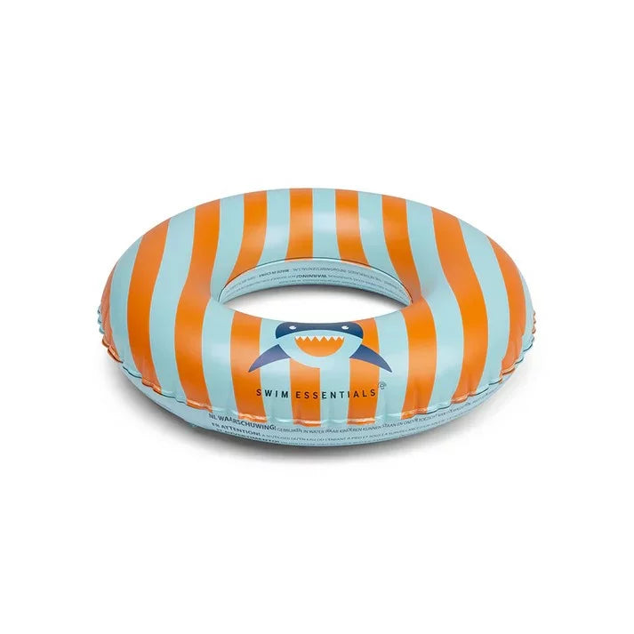 Ciambella gonfiabile Striped Shark Swim Essentials – vista laterale righe arancioni e azzurre con squalo su sfondo bianco
