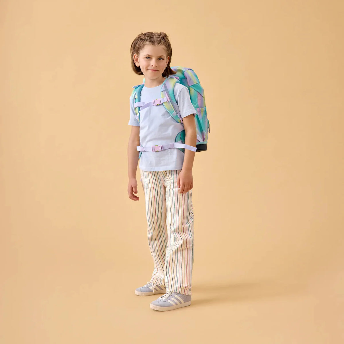 Set Zaino Magic BubbleBear Ergobag indossato da bambina, vista frontale