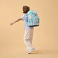 Set Zaino Magic BubbleBear Ergobag indossato da bambina, vista posteriore in movimento