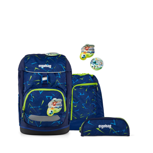 Set Zaino Front Runbear Ergobag indossato da bambino, vista frontale blu navy con fulmini