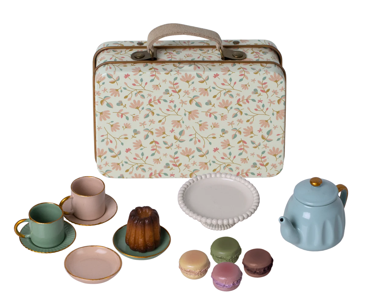 Set da té con macarones in valigia