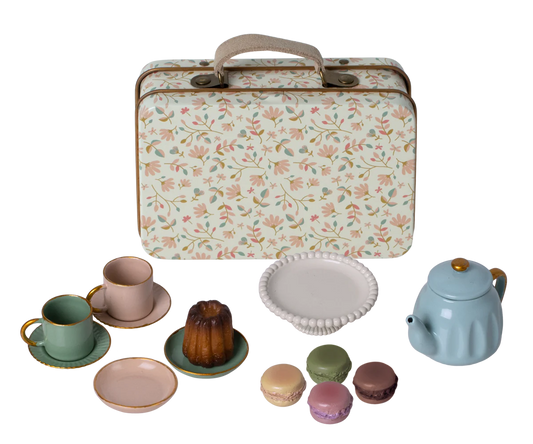 Set da té con macarones in valigia