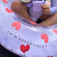 Bambina seduta con ciambella Sweet Hearts – dettaglio cuori rossi