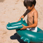 Bambino in spiaggia con ciambella Coccodrillo Swim Essentials – dettaglio testa