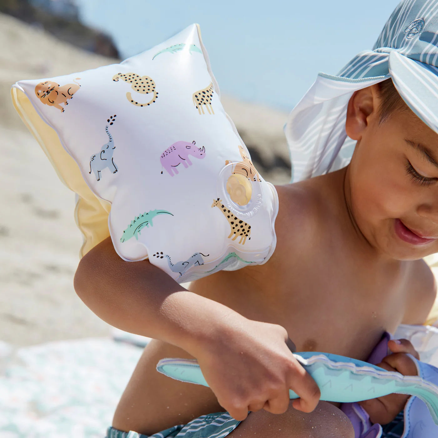 Bambino con braccioli Wild Life in spiaggia