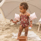 Bambina con braccioli Old Pink Leopard in spiaggia