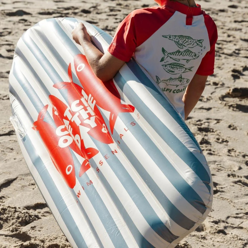Bambino con surfboard gonfiabile Catch of the Day in spiaggia