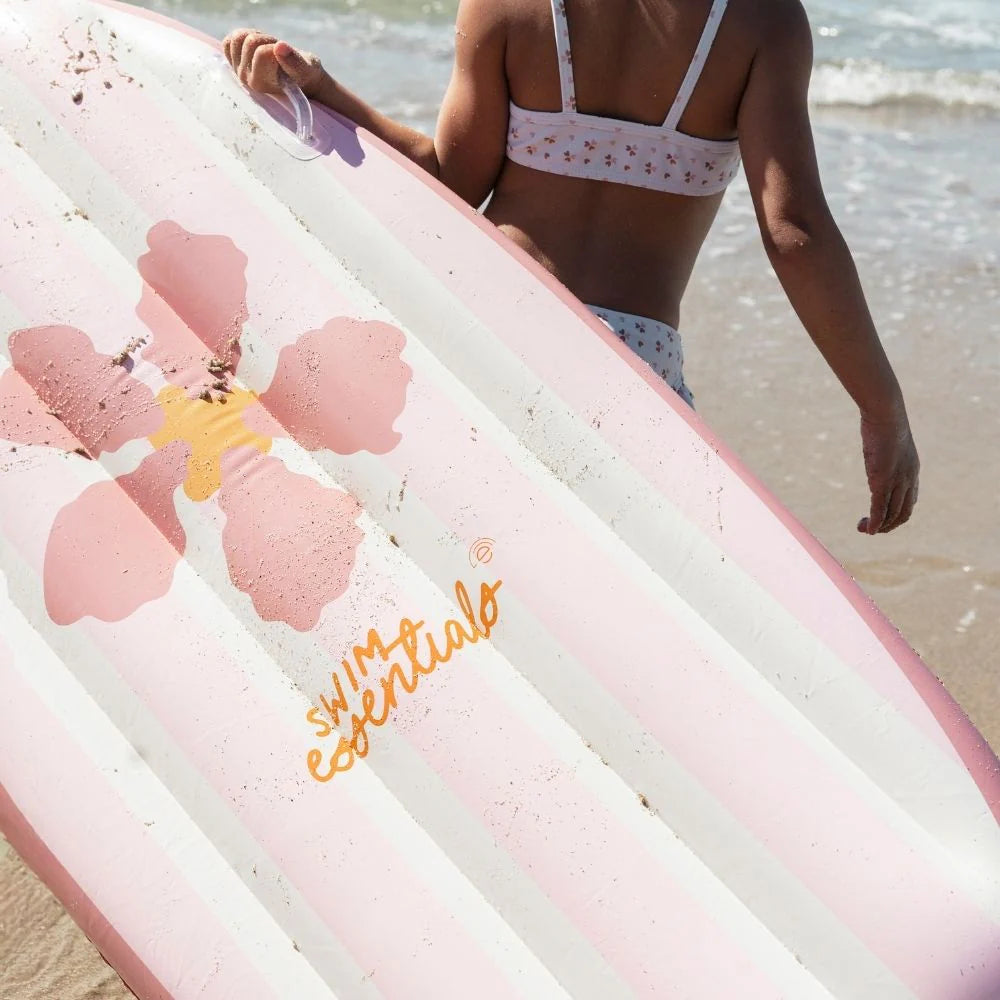 Ragazza con surfboard Pink Flower Market in spiaggia – dettaglio stampa floreale