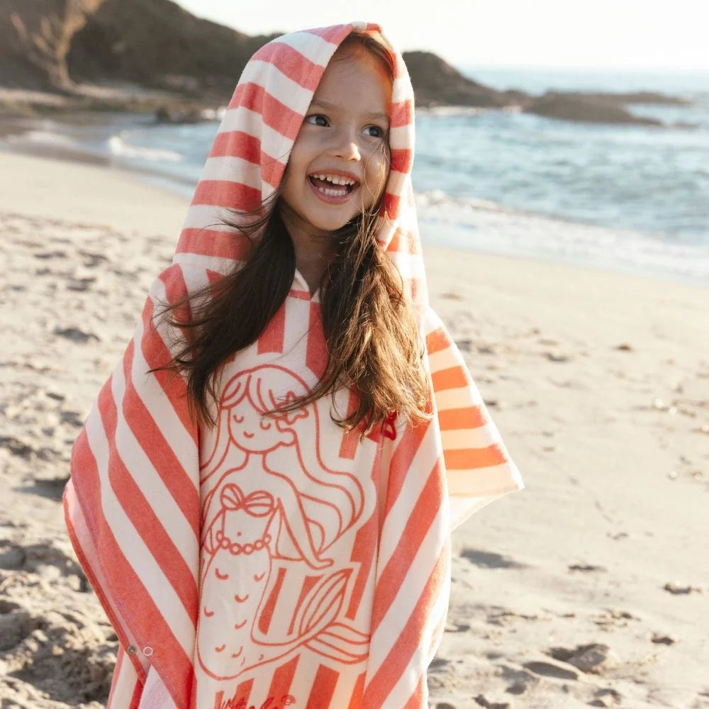 Poncho - Mermazing - bambina in spiaggia
