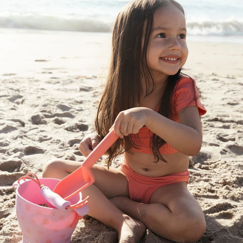 Set giochi per la spiaggia - Shell Tastic - bambina in spiaggia